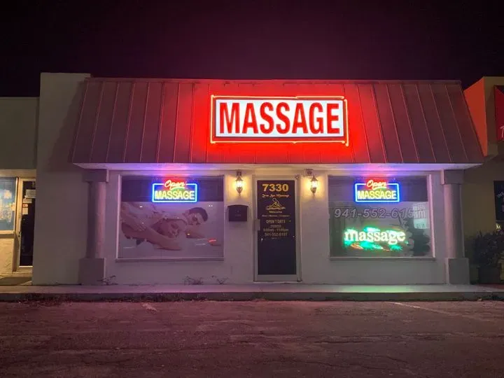 https://cdn.salonspotlight.com/photos/eMIXPh4ftYeNZHmXGB4w/6b8e7ef7-4da7-4242-a97d-d8f41c8bc9bc_720x720
