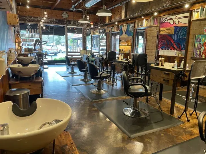 https://cdn.salonspotlight.com/photos/eOYKKSaCy6QV8mLbH6JA/a3af7441-87cb-44e1-8daa-401c8462a1b4_720x720