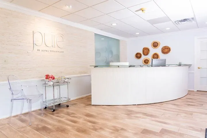 https://cdn.salonspotlight.com/photos/eOsoKe2x2mx5G96AAYwy/6ff54ab8-8417-4475-a8d3-ef30521520da_720x720