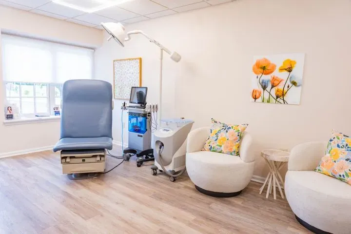 https://cdn.salonspotlight.com/photos/eOsoKe2x2mx5G96AAYwy/af0a83fc-5f89-47ce-881c-20b6a4d76d59_720x720