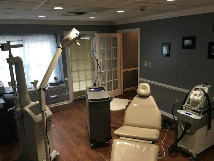 https://cdn.salonspotlight.com/photos/eOsoKe2x2mx5G96AAYwy/c5685802-8de3-4576-bfb7-d8069d4f3321_720x720