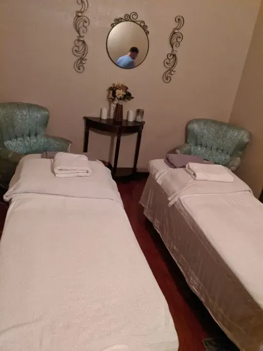 https://cdn.salonspotlight.com/photos/eQWXxJHVEdOX6JOiR9gN/37e66bb0-0cbb-48fe-9720-a672588fdad4_720x720