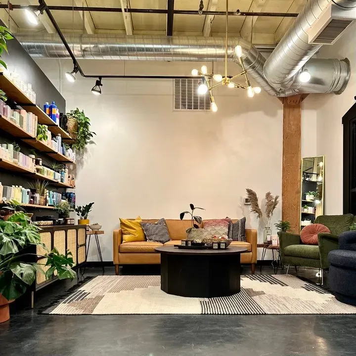 https://cdn.salonspotlight.com/photos/eTmJak28wrSAdhgnQ4Ya/672e0c7a-339b-411e-ba42-3edabaad552d_720x720