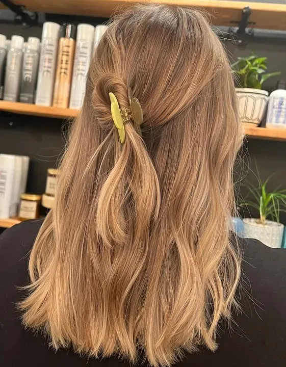 https://cdn.salonspotlight.com/photos/eTmJak28wrSAdhgnQ4Ya/94aae736-cf9f-4843-9e2d-e8305157af74_720x720