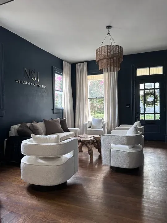 https://cdn.salonspotlight.com/photos/eV0EMzWFHHsjwUqCQl9a/f2b2737c-a3fa-47c8-80a8-9da4fc63b323_720x720