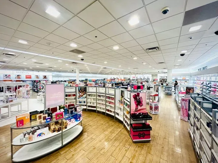 https://cdn.salonspotlight.com/photos/eXAHEYEgItcDmSR0sq8L/0161f985-a3e6-4f60-aa29-1b1b979fc7db_720x720