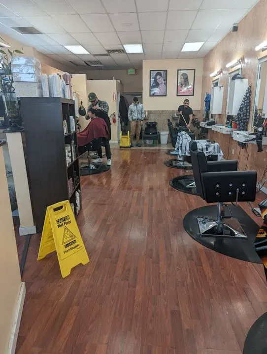 https://cdn.salonspotlight.com/photos/eYVx3mLIUIHKAa96mrHm/f2e245d3-ead3-4233-a54b-72013b11c6e7_720x720
