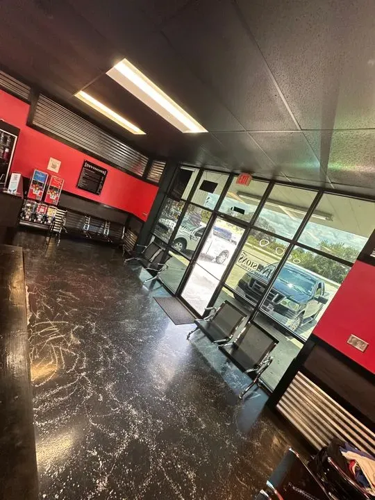 https://cdn.salonspotlight.com/photos/eZStEoDJxk3QiOMvemiU/1603b9d0-9118-49f9-b7f2-6e5edb55868d_720x720
