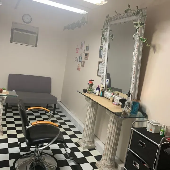 https://cdn.salonspotlight.com/photos/eatxF3CzYlteozEUmDM8/55a75128-84fd-4e63-8859-7c0cdba1d1c8_720x720