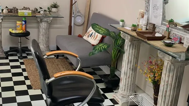 https://cdn.salonspotlight.com/photos/eatxF3CzYlteozEUmDM8/9973ad58-f358-43ca-abfc-d19ef8f8bc5c_720x720