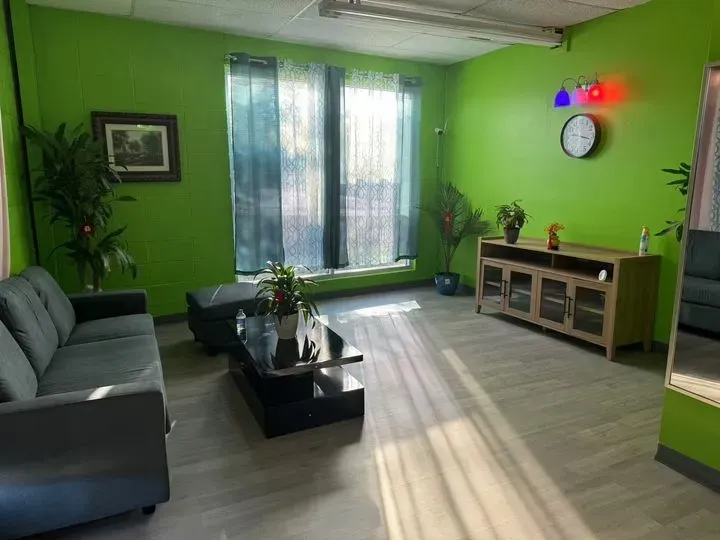 https://cdn.salonspotlight.com/photos/eb1TpR1Bgao7X8aSbSgM/49c4895c-e7ee-4005-8901-e69d0ceac44c_720x720
