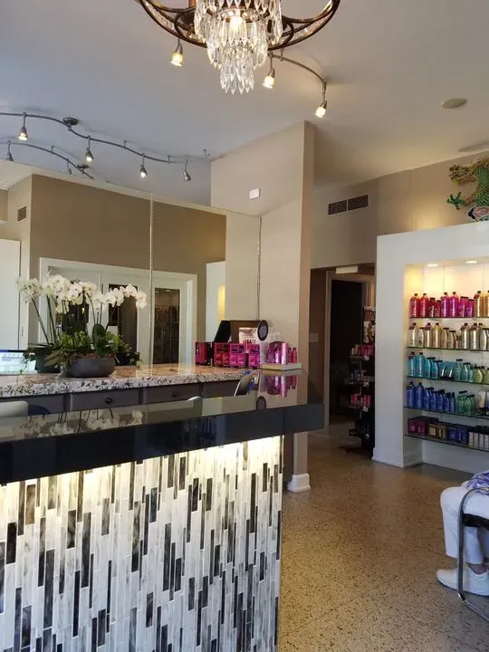 https://cdn.salonspotlight.com/photos/eez0g4mxytp2bgChqByV/a84483a6-e615-4024-99f3-4d10b68516cd_720x720