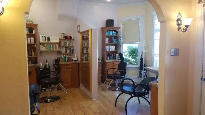 https://cdn.salonspotlight.com/photos/efFRtkOiivRYEgqyeZQH/70d55127-7357-4054-857d-02dd6e2b4c06_720x720