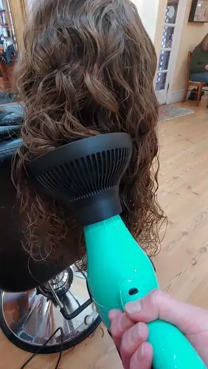 https://cdn.salonspotlight.com/photos/efFRtkOiivRYEgqyeZQH/fd210c44-f185-4f52-a05f-26bcc551aa54_720x720