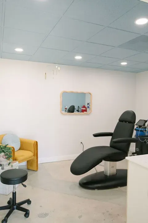 https://cdn.salonspotlight.com/photos/efsrDHpNJkXHmqDXCsHs/0cc2f7a5-d55a-4130-aebd-7898b0dd8e0f_720x720