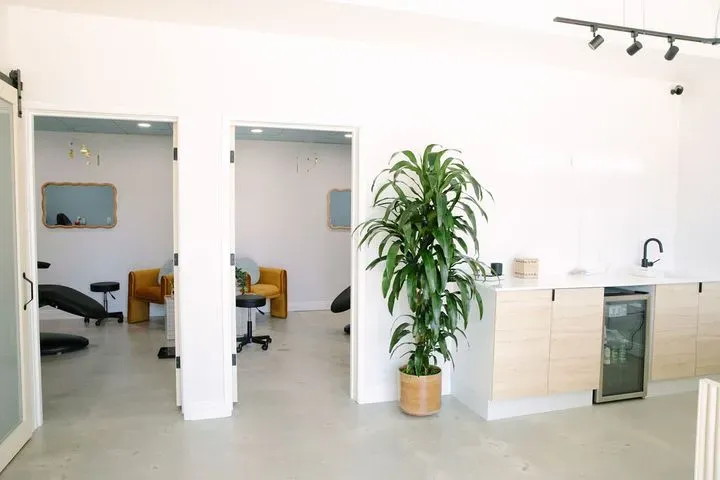 https://cdn.salonspotlight.com/photos/efsrDHpNJkXHmqDXCsHs/8f269ac8-7489-4c7d-9241-5b9af93db271_720x720