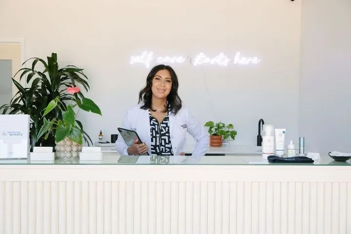 https://cdn.salonspotlight.com/photos/efsrDHpNJkXHmqDXCsHs/ec2281b2-33f9-4723-b81d-0f3e3c0920ec_720x720