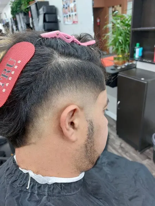 https://cdn.salonspotlight.com/photos/eg3oLHqovBQAWPLeUImU/8669d287-eebe-444a-abf3-d64fd7418b33_720x720
