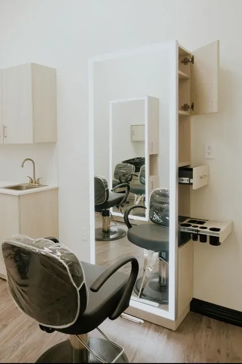 https://cdn.salonspotlight.com/photos/egDDzWQyPZARoTMbfg8i/44e75837-3685-463e-b0b3-86e1c1934b85_720x720