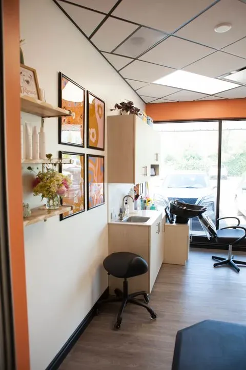 https://cdn.salonspotlight.com/photos/egDDzWQyPZARoTMbfg8i/96e35020-8ccf-4be7-b6ec-89fe003f8e31_720x720