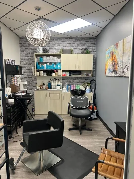 https://cdn.salonspotlight.com/photos/egDDzWQyPZARoTMbfg8i/c8ad1a39-7adc-493a-ac11-aa7e4240568f_720x720