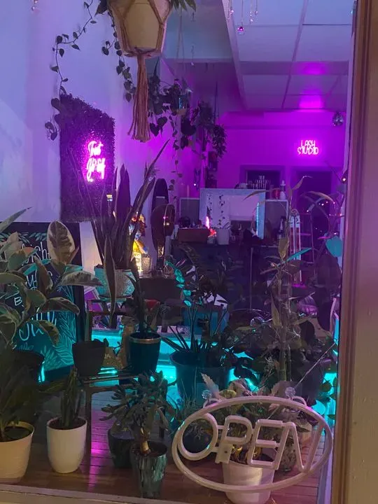 https://cdn.salonspotlight.com/photos/egPyma97NWDJ5lQWGr9Q/4823cf35-9188-471d-8313-a11de26afb81_720x720