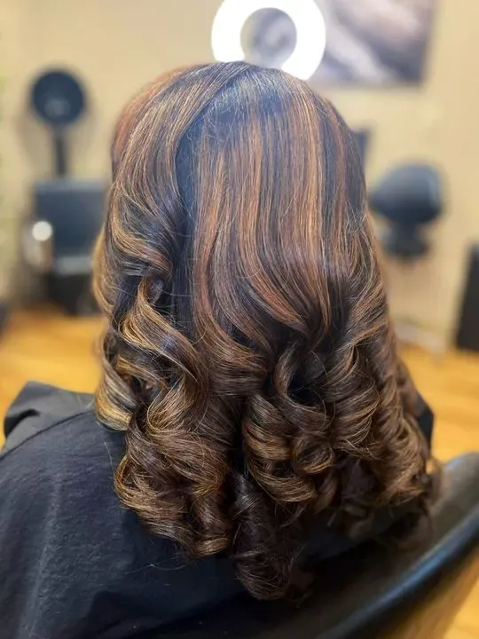 https://cdn.salonspotlight.com/photos/ehrK9RexBhhRWx2UarDD/c644a717-5a2e-42e9-83c2-c833db1f8353_720x720