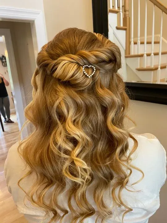 https://cdn.salonspotlight.com/photos/eom5tUg0FaviWla9ifKL/251f04d8-08d3-4174-b4f6-117a20dcfead_720x720
