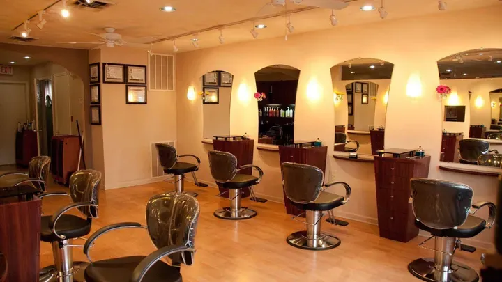 https://cdn.salonspotlight.com/photos/eom5tUg0FaviWla9ifKL/bb3d7656-e380-4154-b28f-f3c634fceb57_720x720