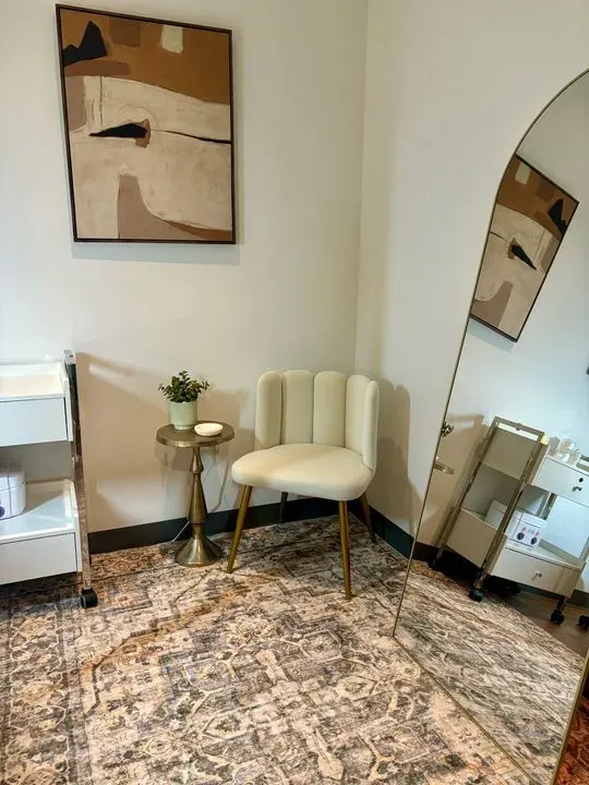 https://cdn.salonspotlight.com/photos/erNmaWizpGmTStzVM2N3/19cb60e1-7d06-4f3d-9175-22b1e3b4bb7d_720x720