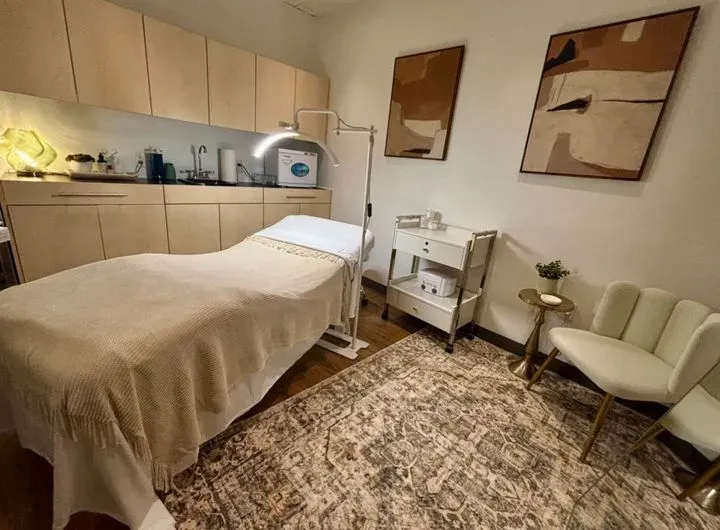 https://cdn.salonspotlight.com/photos/erNmaWizpGmTStzVM2N3/f17fd40c-4d3a-4735-826d-54d325fa2320_720x720
