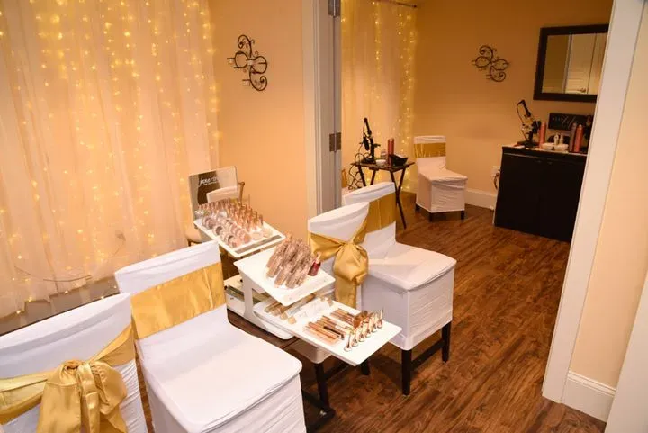 https://cdn.salonspotlight.com/photos/esJI2Tyb4zNhZUp6WWyw/15817097-9e41-4573-91a6-eb89fa54e56e_720x720
