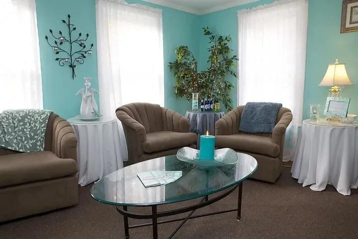 https://cdn.salonspotlight.com/photos/esJI2Tyb4zNhZUp6WWyw/64a5af04-1f73-4f07-b28d-46ec56894b43_720x720