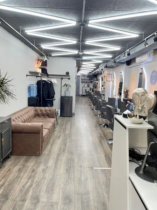 https://cdn.salonspotlight.com/photos/esUUPndlUXiC6A6L4gdM/2a66a6b7-c6bc-495a-a0d6-f72a427a9c1b_720x720