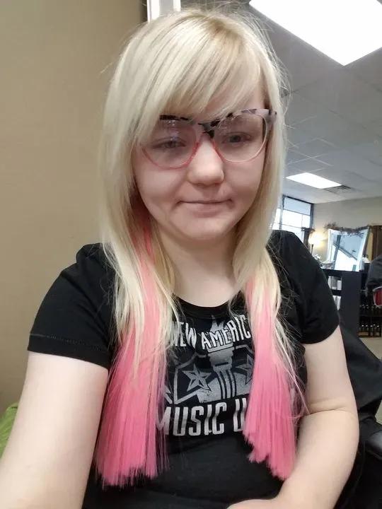 https://cdn.salonspotlight.com/photos/et8FofbX7ftzTG0CWjCk/5405028d-98d4-4c43-bde1-00f2057082d9_720x720