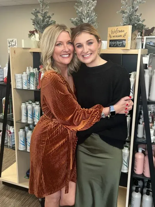 https://cdn.salonspotlight.com/photos/et8FofbX7ftzTG0CWjCk/e6655789-eecf-45f3-b526-277442e685f5_720x720