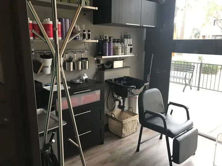 https://cdn.salonspotlight.com/photos/eum4DwWd7zgkCwy2PE7V/e61fe085-831e-45dd-a19f-d0291aca492a_720x720