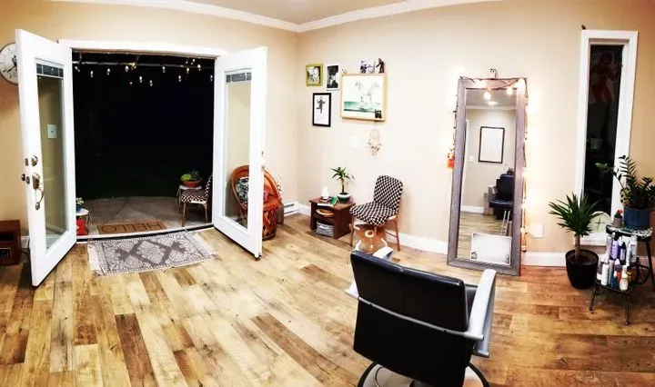 https://cdn.salonspotlight.com/photos/ewg20PdzdNpCF5jEnpVW/58d3b39f-b8d1-48b9-aa27-454bb59492fa_720x720