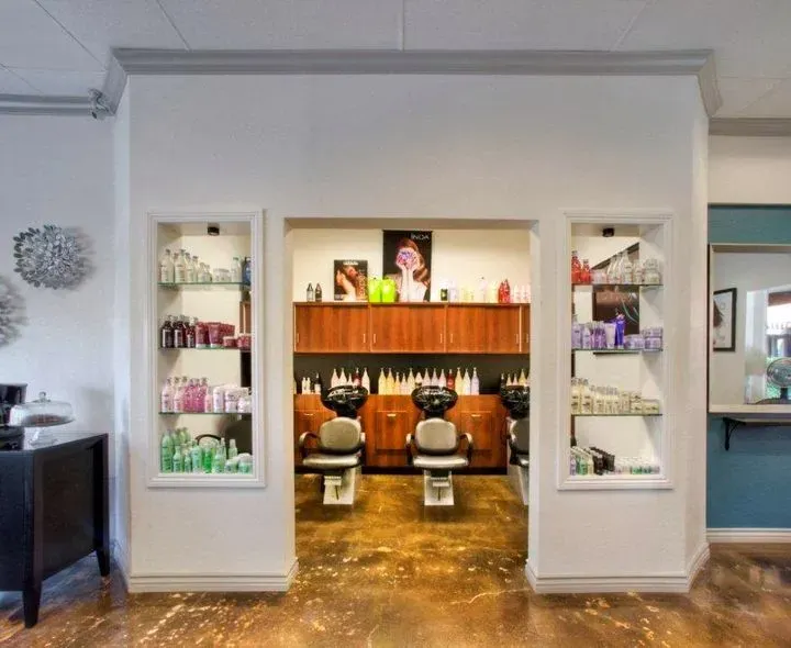 https://cdn.salonspotlight.com/photos/eydCVMT84fXYzla8FM4X/2d8a6922-5055-4f1d-bbf2-4302d73107cf_720x720