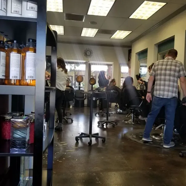 https://cdn.salonspotlight.com/photos/eydCVMT84fXYzla8FM4X/5011f37d-7047-4d9c-abb9-af91669cba9a_720x720