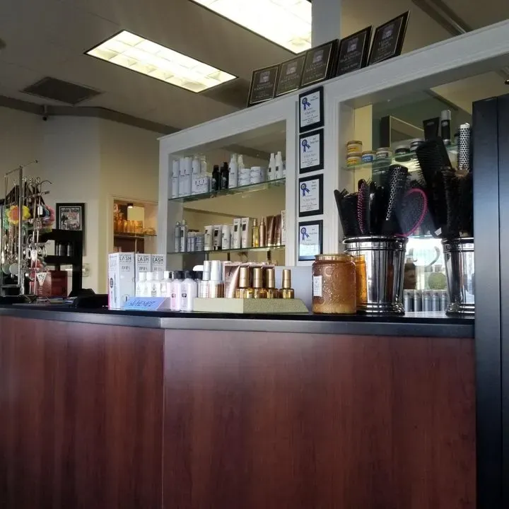 https://cdn.salonspotlight.com/photos/eydCVMT84fXYzla8FM4X/fb6e2f44-70f3-4c1e-8e03-53fbfa45a7ec_720x720