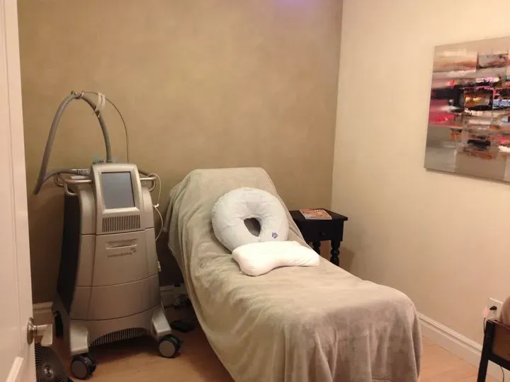 https://cdn.salonspotlight.com/photos/eyiGwaxuQXk65B9u3ZNc/4cd31ee3-02e1-47ba-9f0d-30d10095d200_720x720