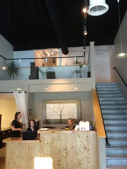 https://cdn.salonspotlight.com/photos/eyiGwaxuQXk65B9u3ZNc/9056b5be-5c91-4bd3-b0e8-cd33d6c12cfe_720x720