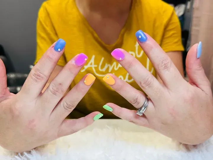 https://cdn.salonspotlight.com/photos/eyvGSbuuMfKaIaMndje8/26d3d513-f8a8-4b78-8a4d-6b8f001606d3_720x720