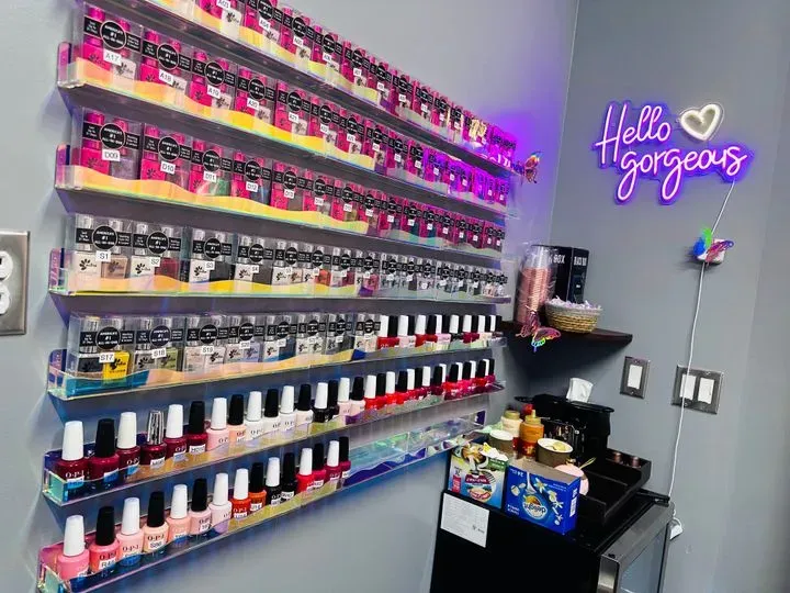 https://cdn.salonspotlight.com/photos/eyvGSbuuMfKaIaMndje8/8019f247-2dc9-4ff3-a515-16677e1de720_720x720