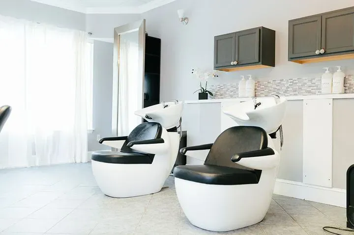 https://cdn.salonspotlight.com/photos/ezkcMPzPxkLIMWliU9Ka/85245a76-b8bc-4974-886e-6813338e65a6_720x720