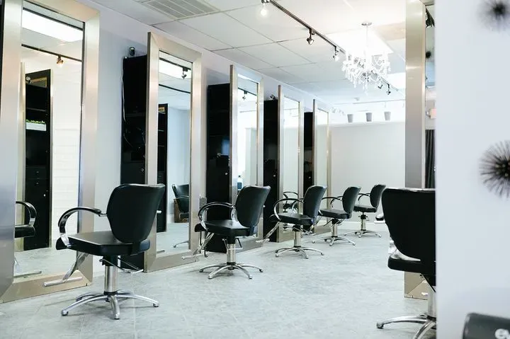https://cdn.salonspotlight.com/photos/ezkcMPzPxkLIMWliU9Ka/a55a1e6b-8645-4fa6-9b65-936885c32a2c_720x720