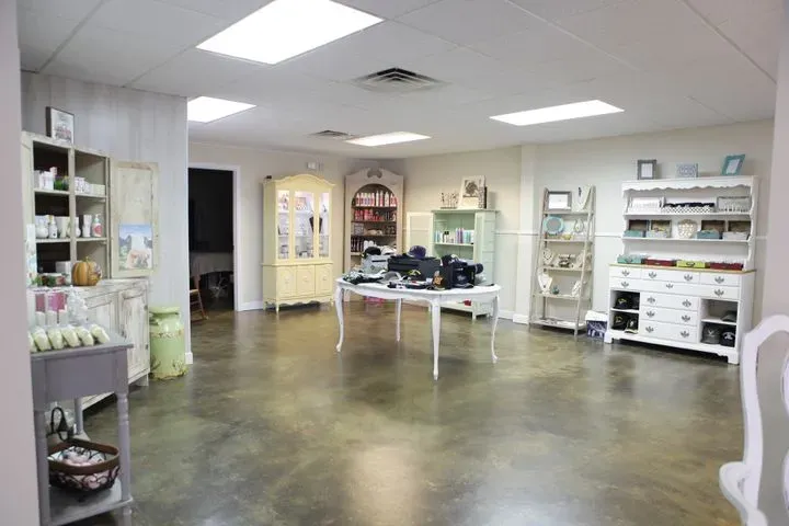 https://cdn.salonspotlight.com/photos/f1NUpTRyrXLkqNjStZAV/67c26f6b-a419-44dd-a053-3f558641ca98_720x720