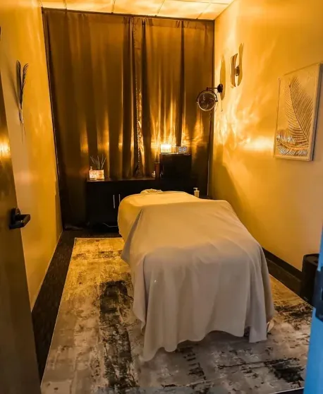https://cdn.salonspotlight.com/photos/f2o4gzwFx0Bp1nbGrAA8/65f8eb75-7fae-40d6-abc2-843b8a657419_720x720