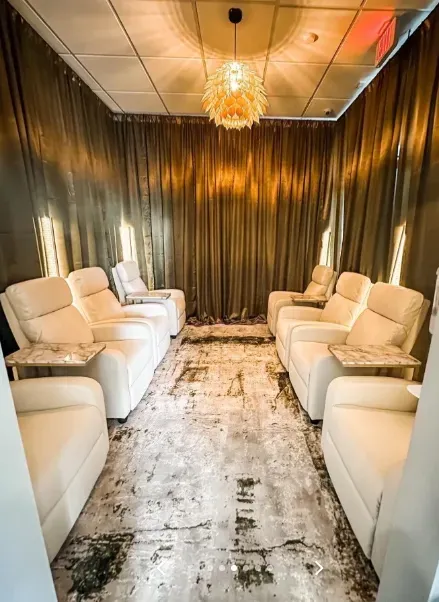 https://cdn.salonspotlight.com/photos/f2o4gzwFx0Bp1nbGrAA8/b63ee80d-0be0-4968-b03c-ee00113c1612_720x720